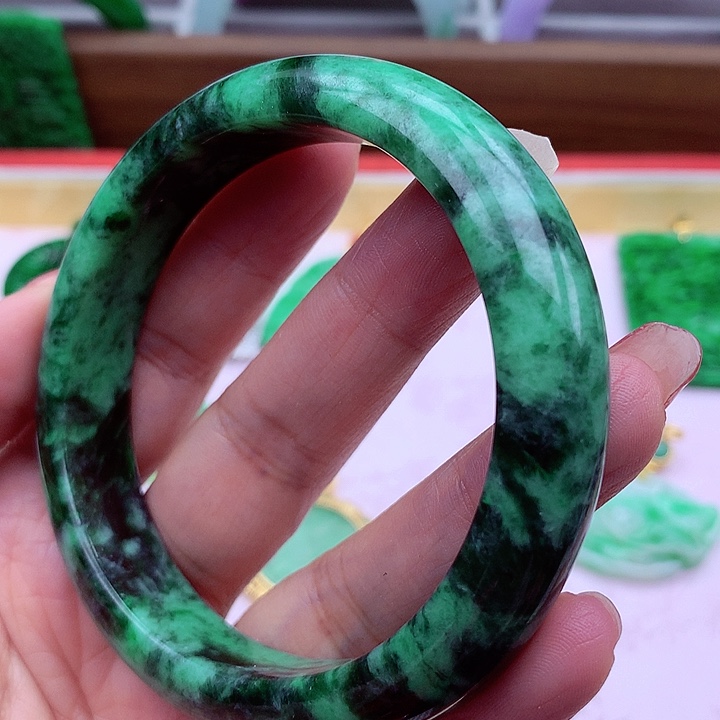 翡翠手镯未镶嵌翡翠