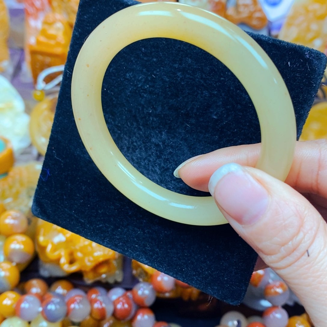 未镶嵌石英质玉（黄龙玉）颈饰