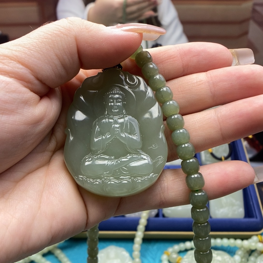 和田玉颈饰未镶嵌影*