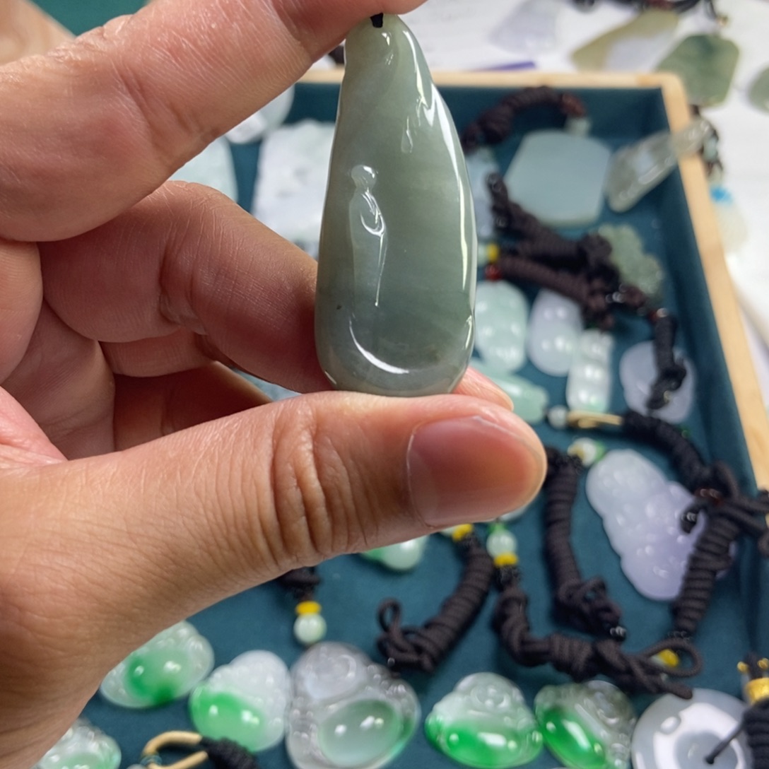 翡翠未镶嵌颈饰悟道