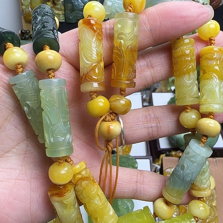 寥***寥未镶嵌蛇纹石玉颈饰