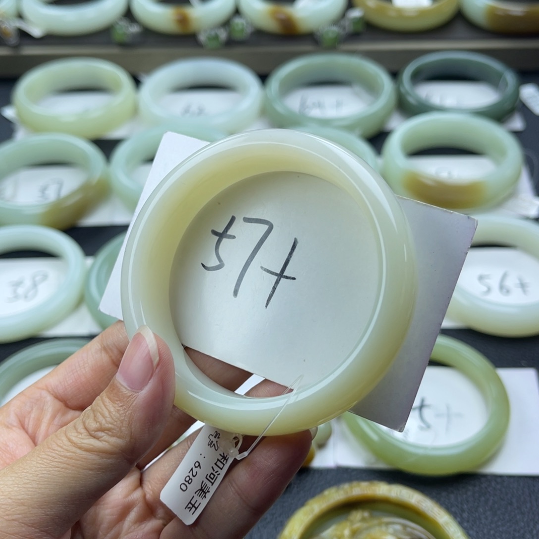 和田玉手镯未镶嵌