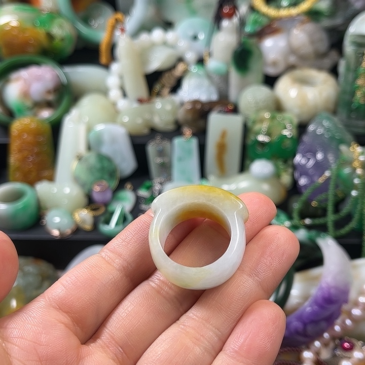 卢***5翡翠未镶嵌颈饰翡翠未镶嵌颈饰