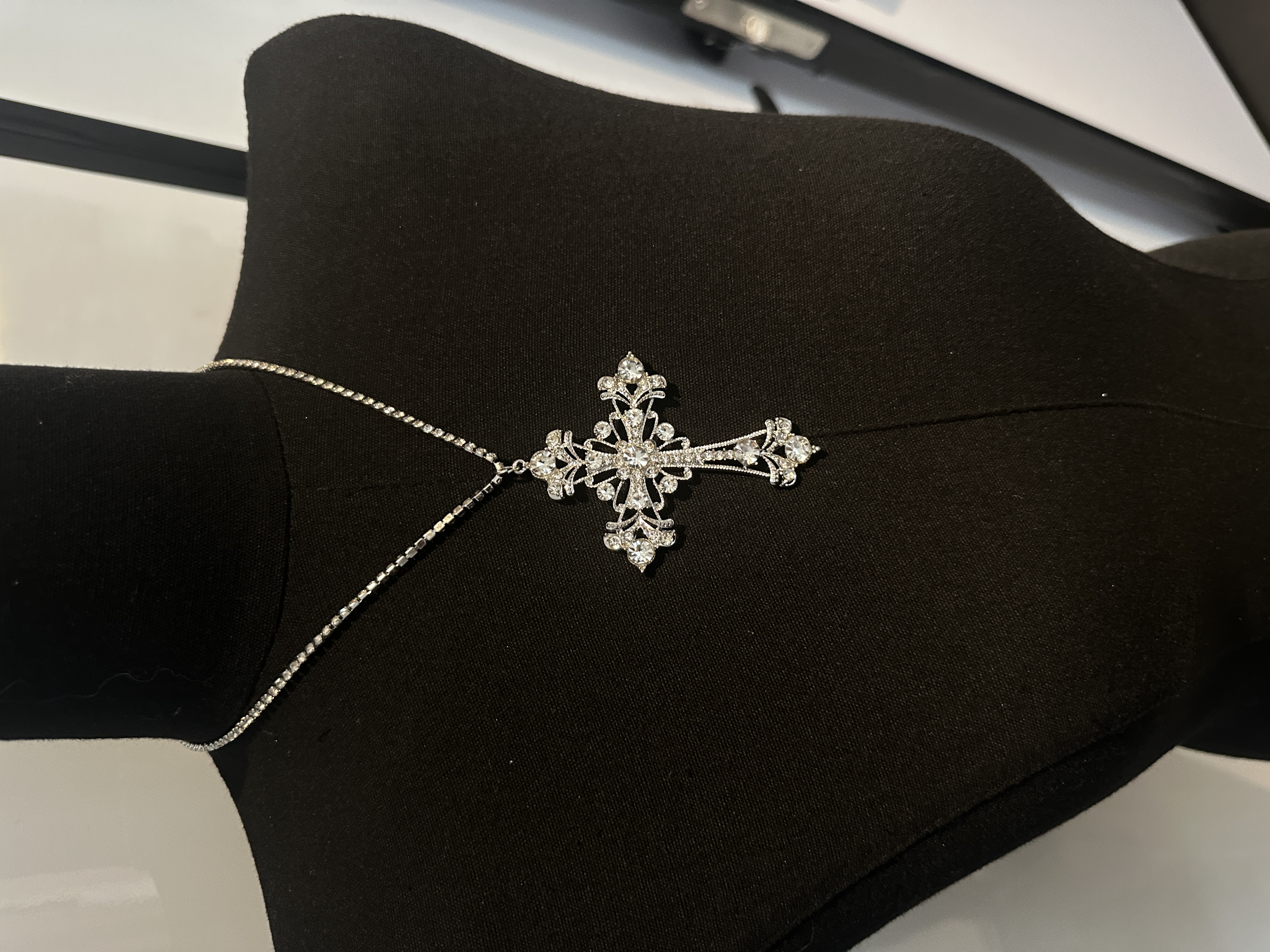 非金属亚克力项链 暗黑系朋克风满钻十字架锆石锁骨链项链E888