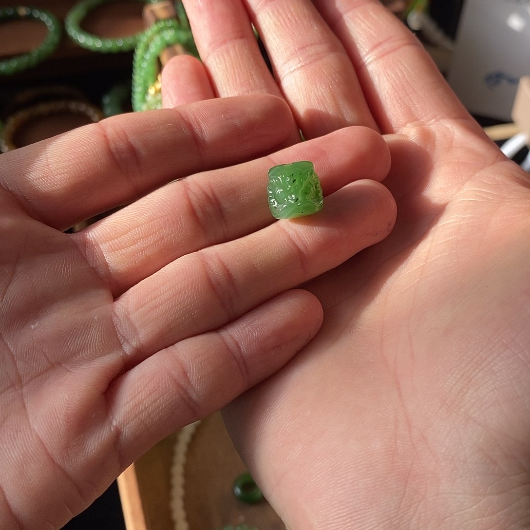 和田玉吊坠(不含链)未镶嵌碧玉乌兰海苹果绿带矿点