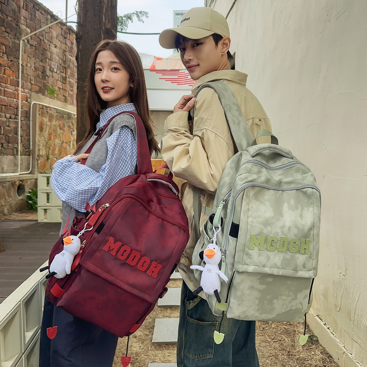 高颜值书包男款大学生大容量双肩背包书包推荐高中生女初中生减负