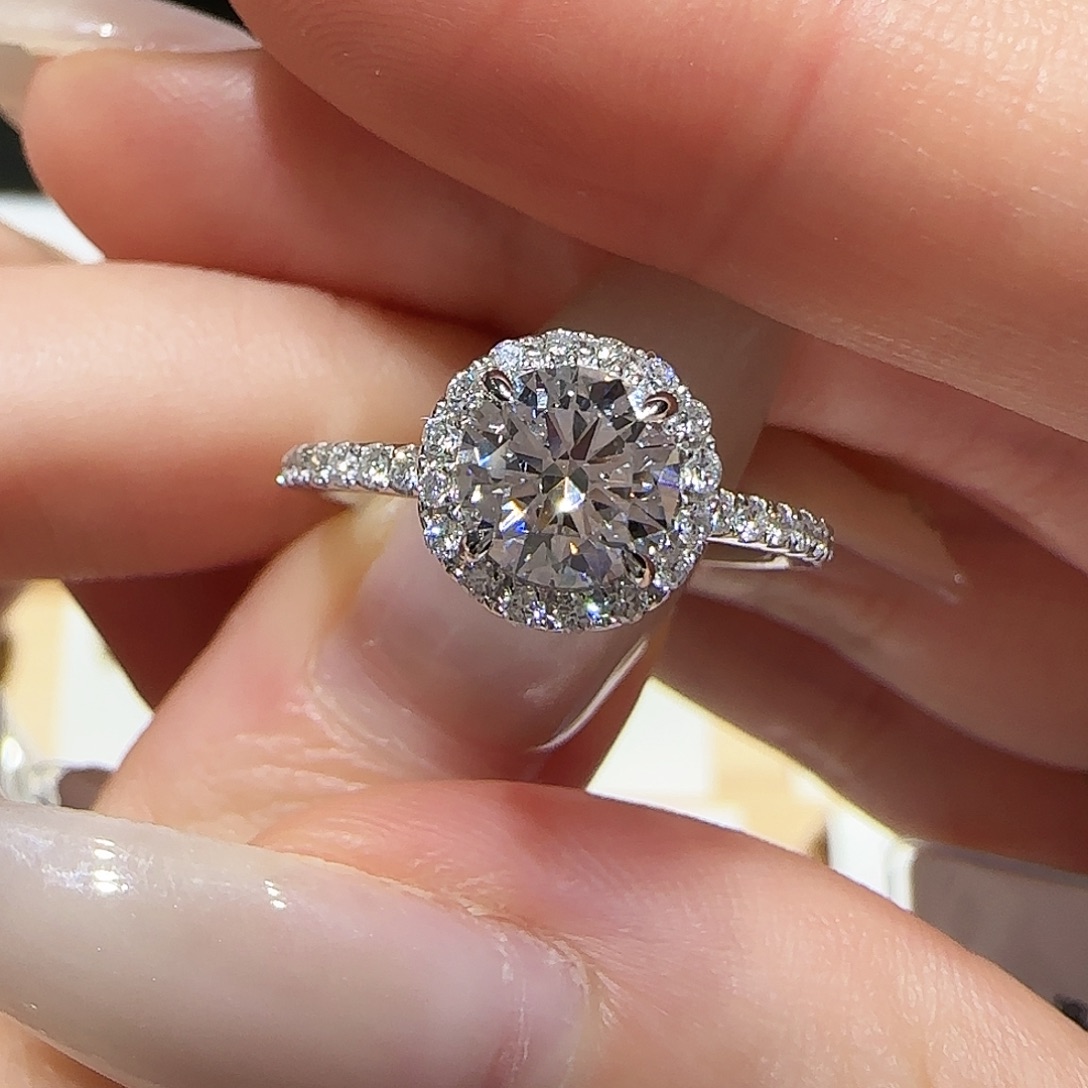 18K金镶嵌实验室培育钻石一卡圆包围镶igi 