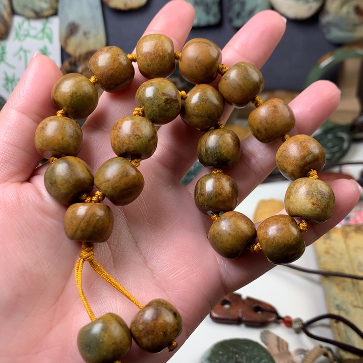 岫岩河磨玉（透闪石质玉）手持未镶嵌