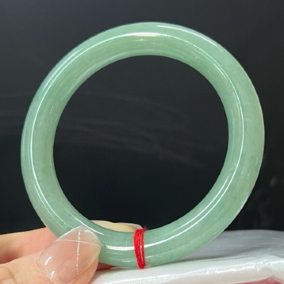 缅甸天然A货翡翠手镯未镶嵌55圈口满绿圆条细纹甜晴绿自然光显白