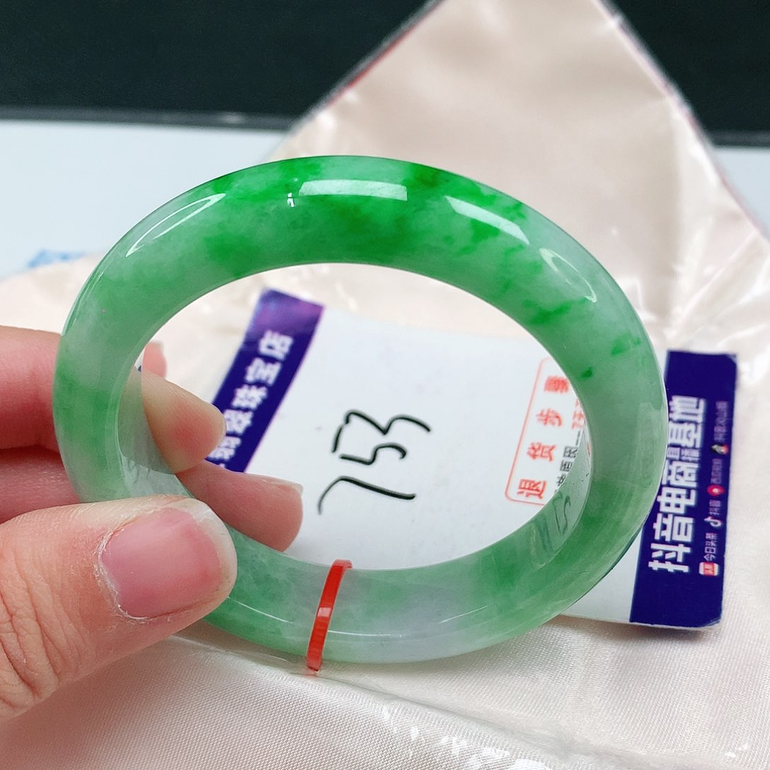 翡翠手镯未镶嵌翡翠