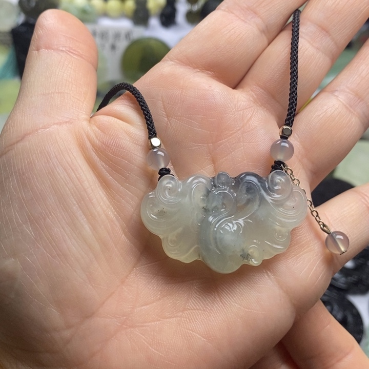 蛇纹石玉颈饰合金