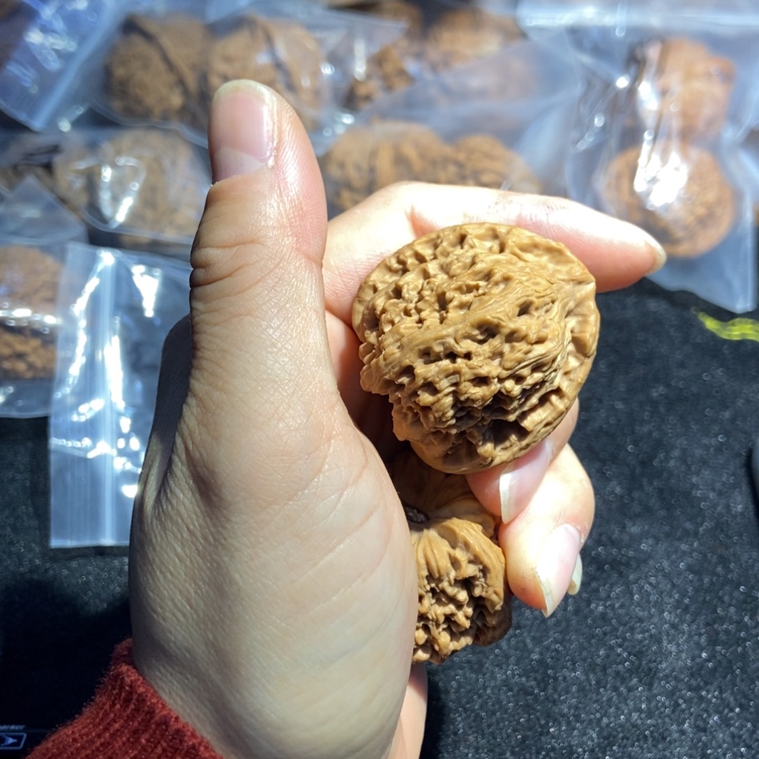 大****文玩核桃吊坠三角南疆石大奇