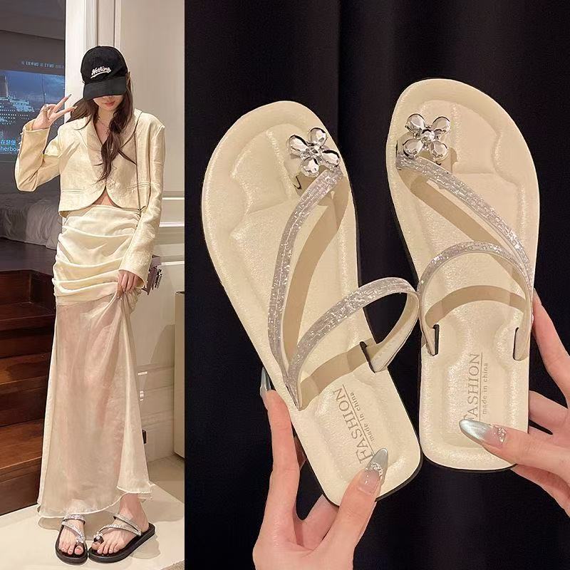 众绝美水钻配裙子法式平底套趾凉拖鞋女夏2025年夏季沙滩拖鞋时尚