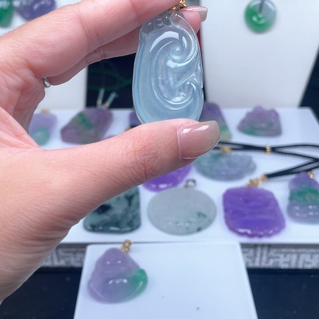 翡翠吊坠(赠链)未镶嵌