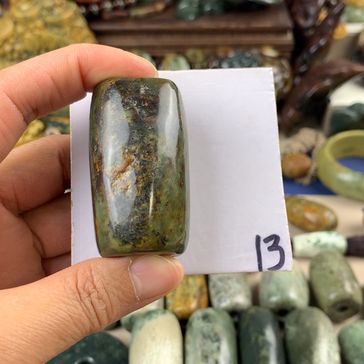 岫岩河磨玉（透闪石质玉）手把件有瑕未镶嵌山***容