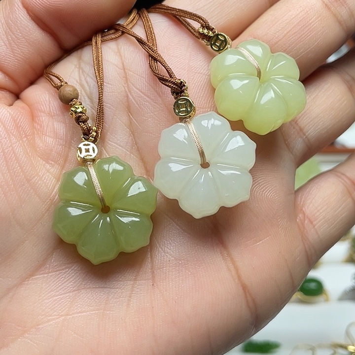 和田玉未镶嵌颈饰颜色多样性发其一