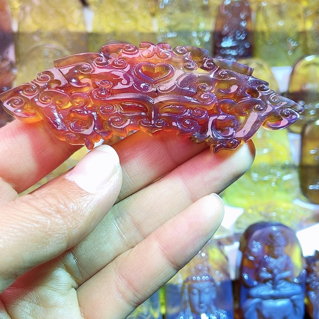 琥珀颈饰未镶嵌兽面