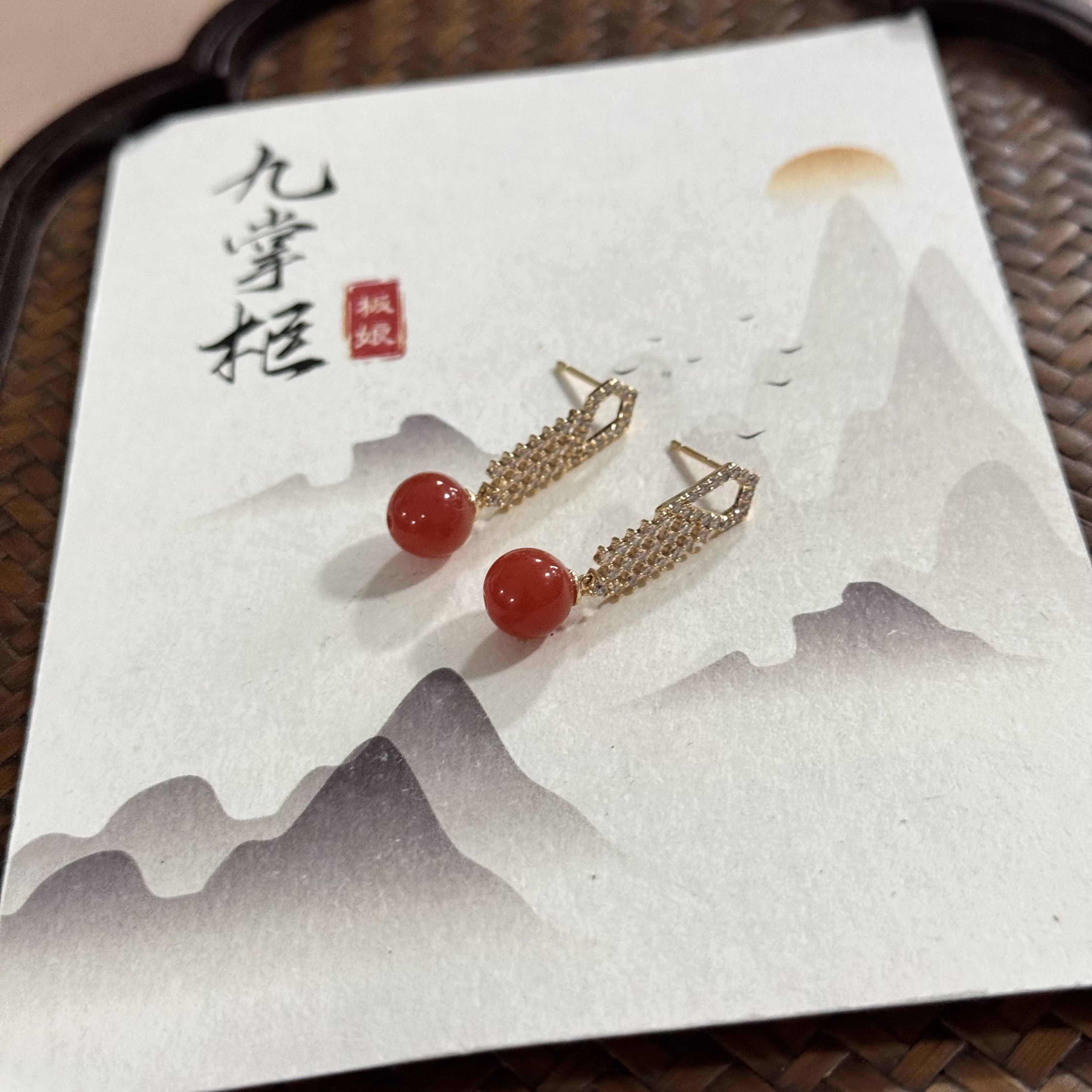 天然南红耳饰设计款百搭-多样性发其一