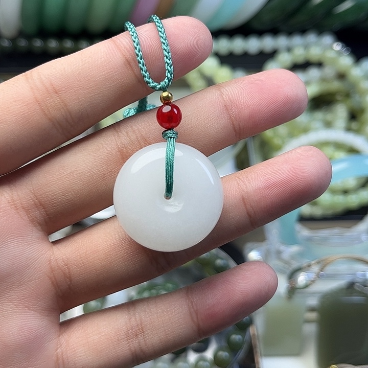 颈饰未镶嵌石英质玉