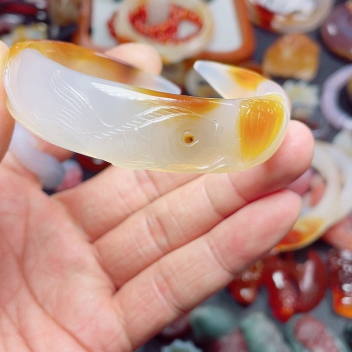 玛瑙/玉髓手镯未镶嵌爱****鱼