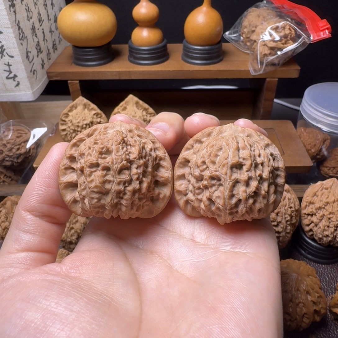 文玩核桃吊坠血麒麟