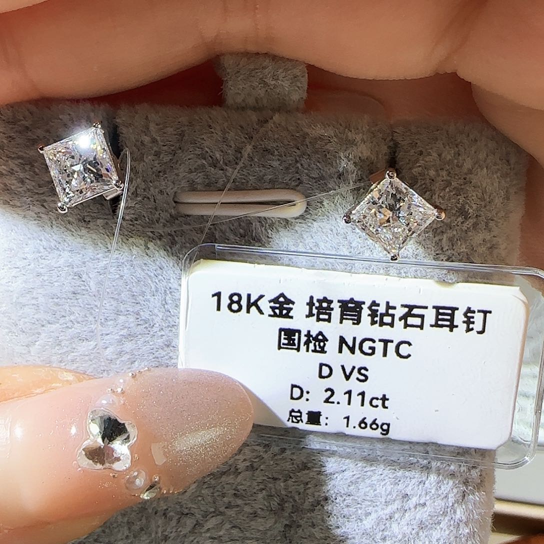 实验室培育钻石18K金镶嵌2.11克拉公主方耳钉