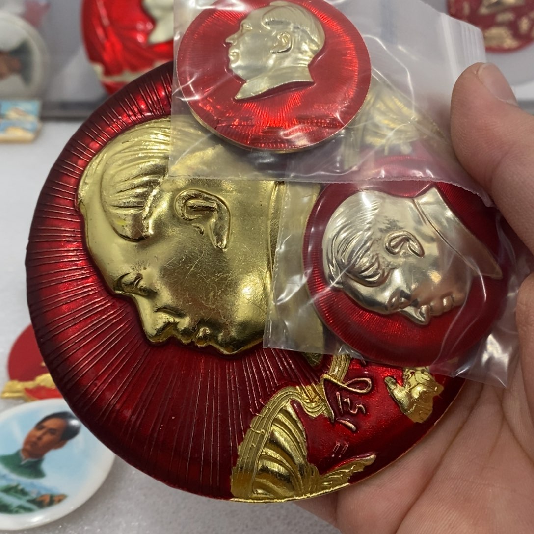 铝玥***❤红色纪念章两小一大 大的加针 