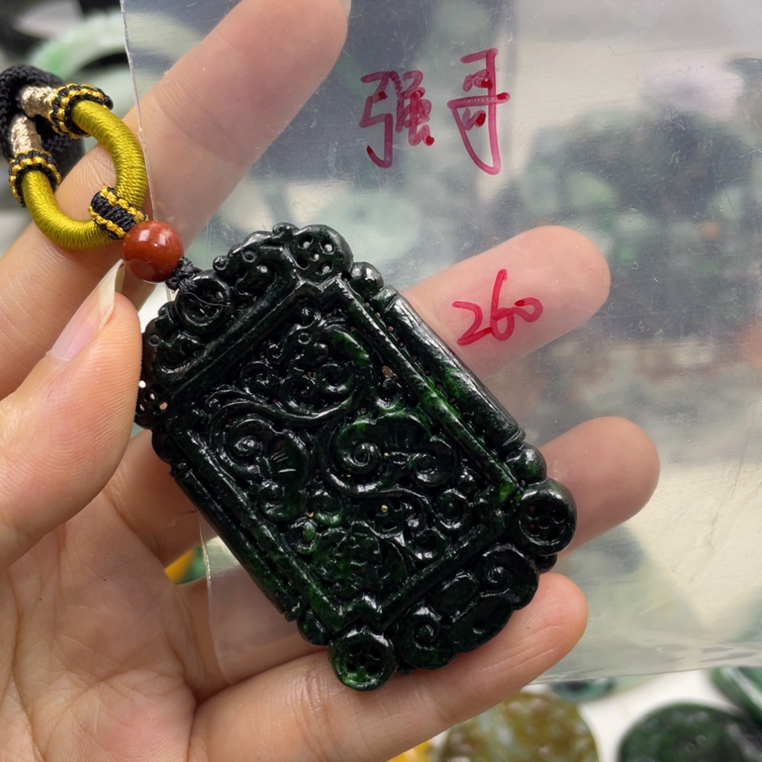 强***0颈饰未镶嵌翡翠牌子