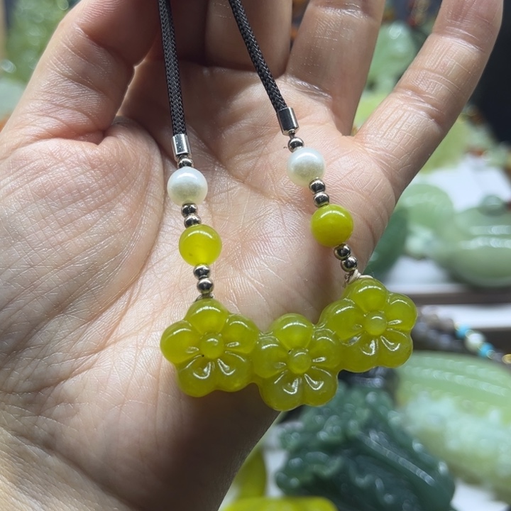 蛇纹石玉未镶嵌颈饰