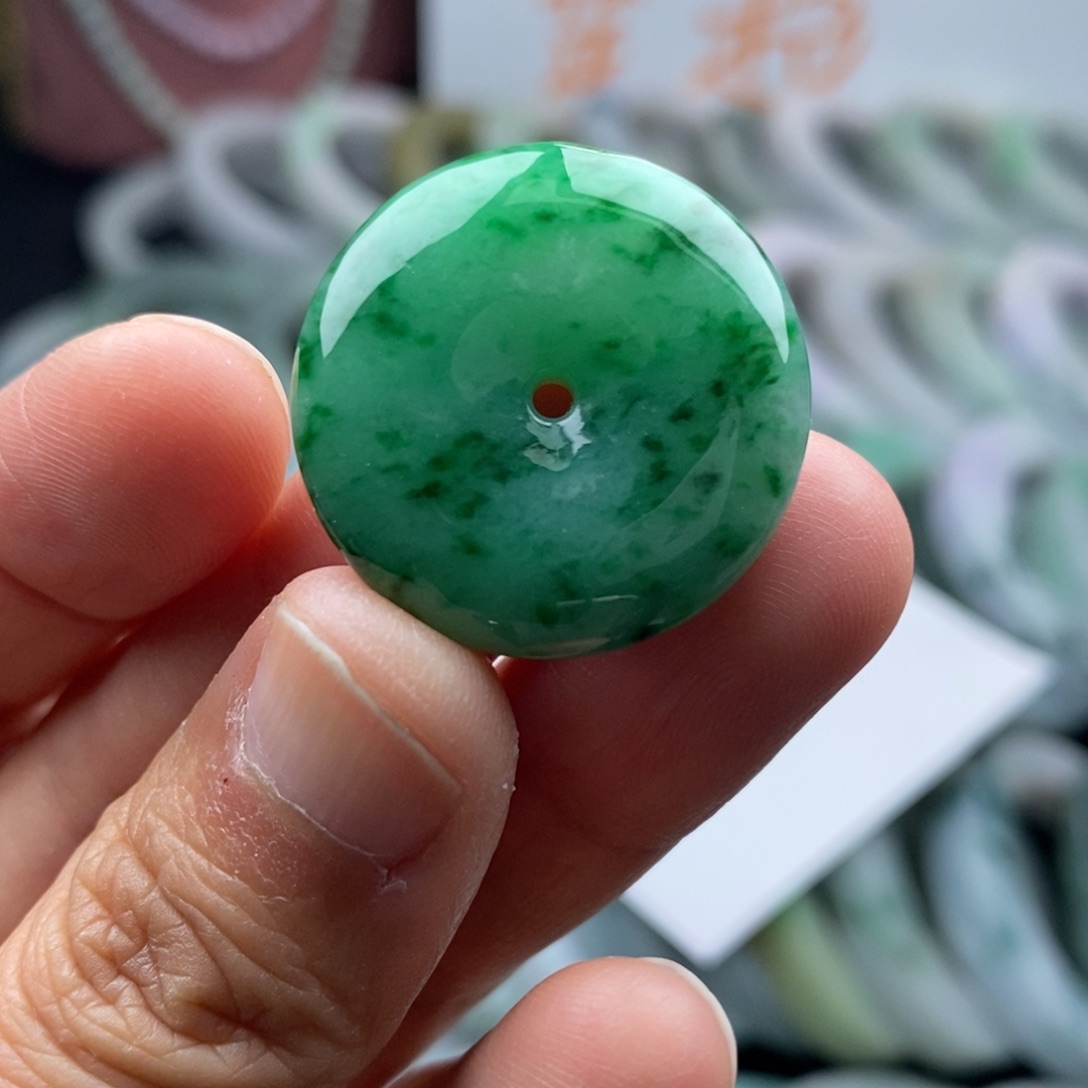 翡翠颈饰未镶嵌平安扣