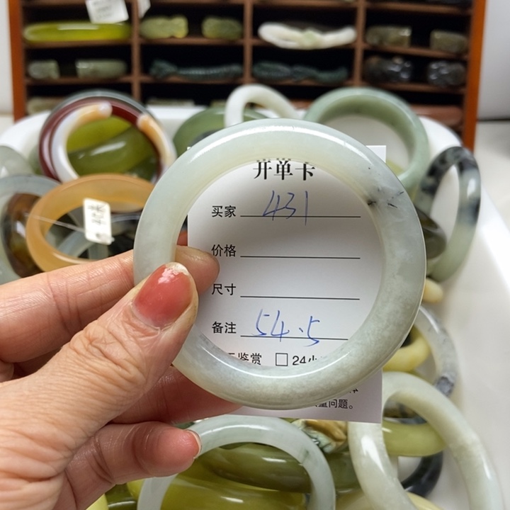 蛇纹石玉未镶嵌手镯