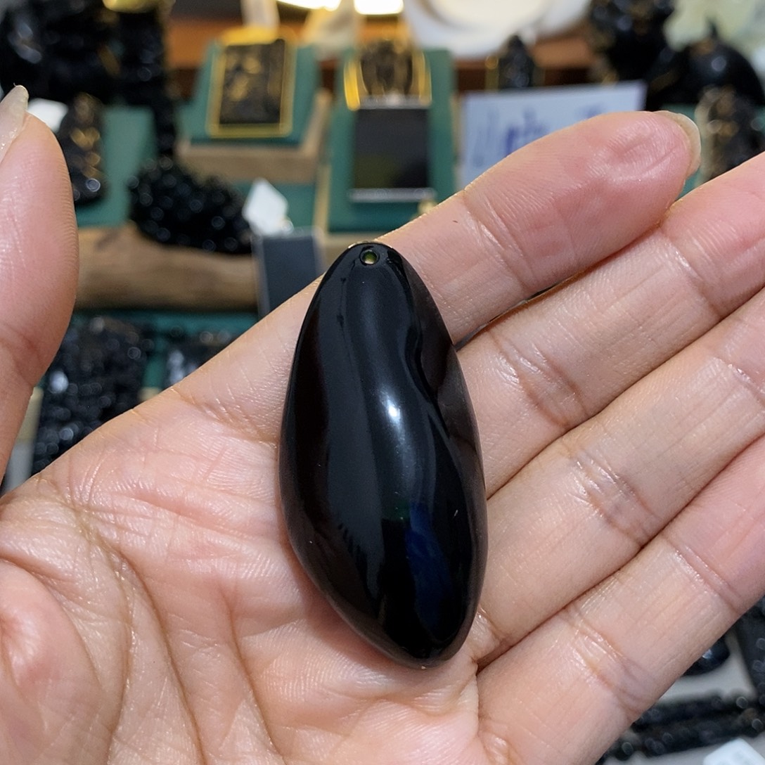 ****蛇纹石玉未镶嵌颈饰