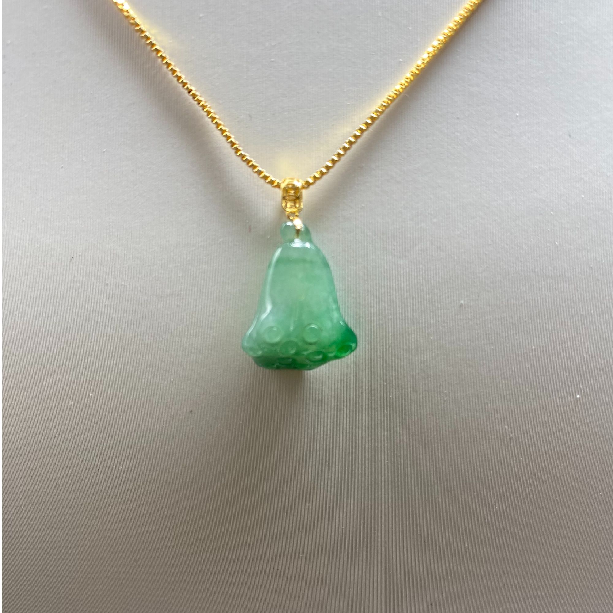 冰飘阳绿花天然缅甸A货翡翠莲篷锁骨吊坠，18k金镶嵌，纯手工雕刻