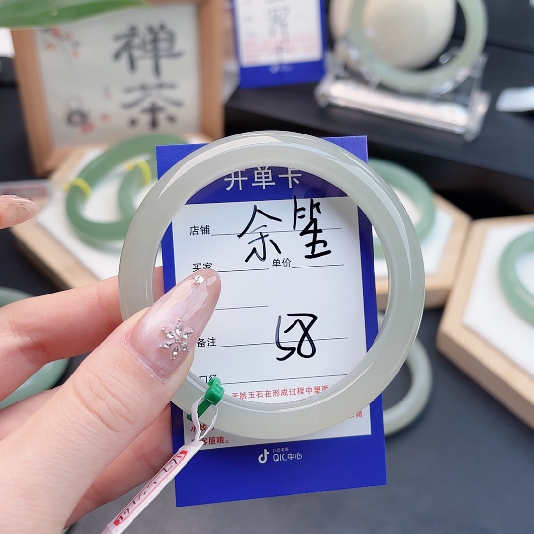 石英质玉未镶嵌手镯