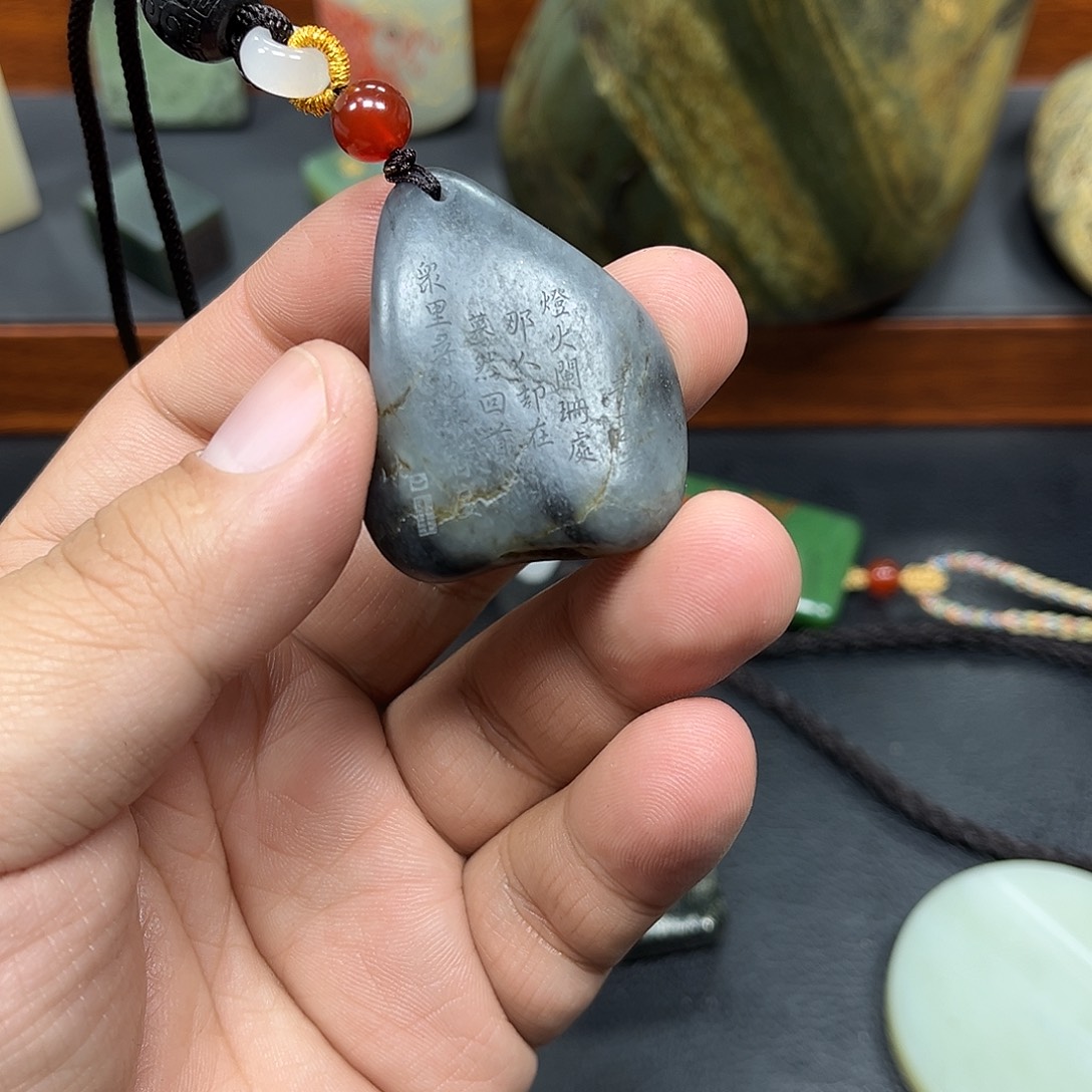 陆***花和田玉未镶嵌颈饰