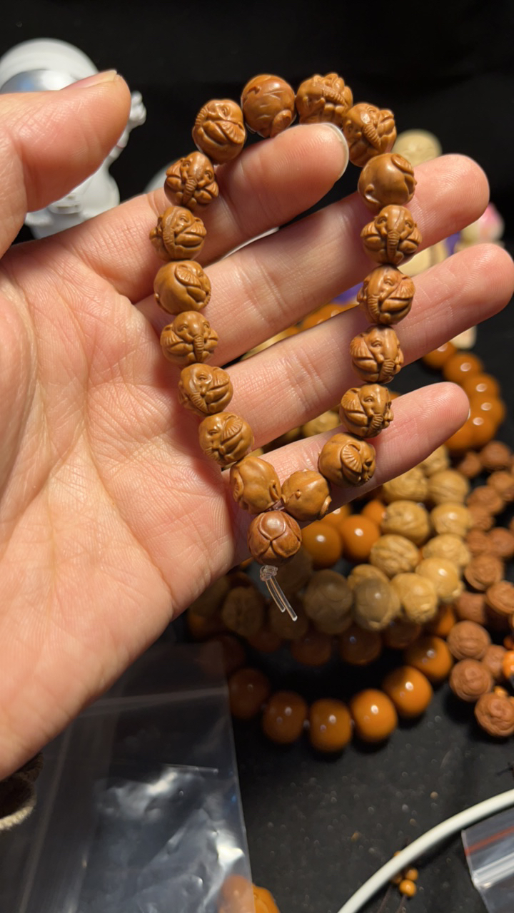 龙纹桃核雕刻象神手串