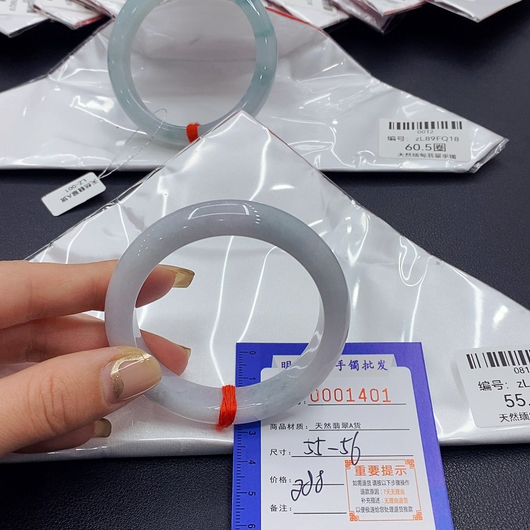 翡翠手镯未镶嵌翡翠手镯