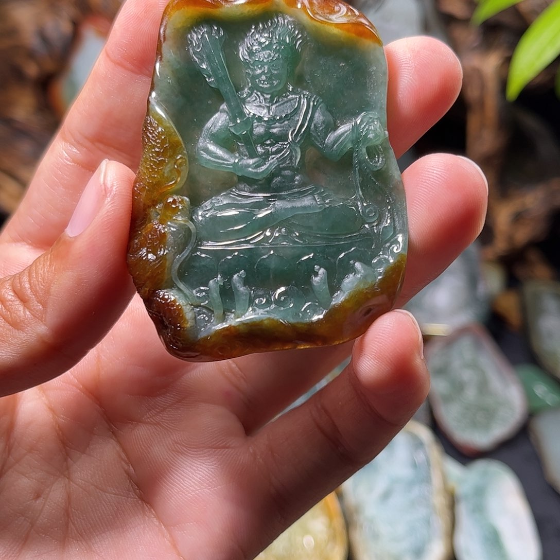 五***)翡翠未镶嵌颈饰不动