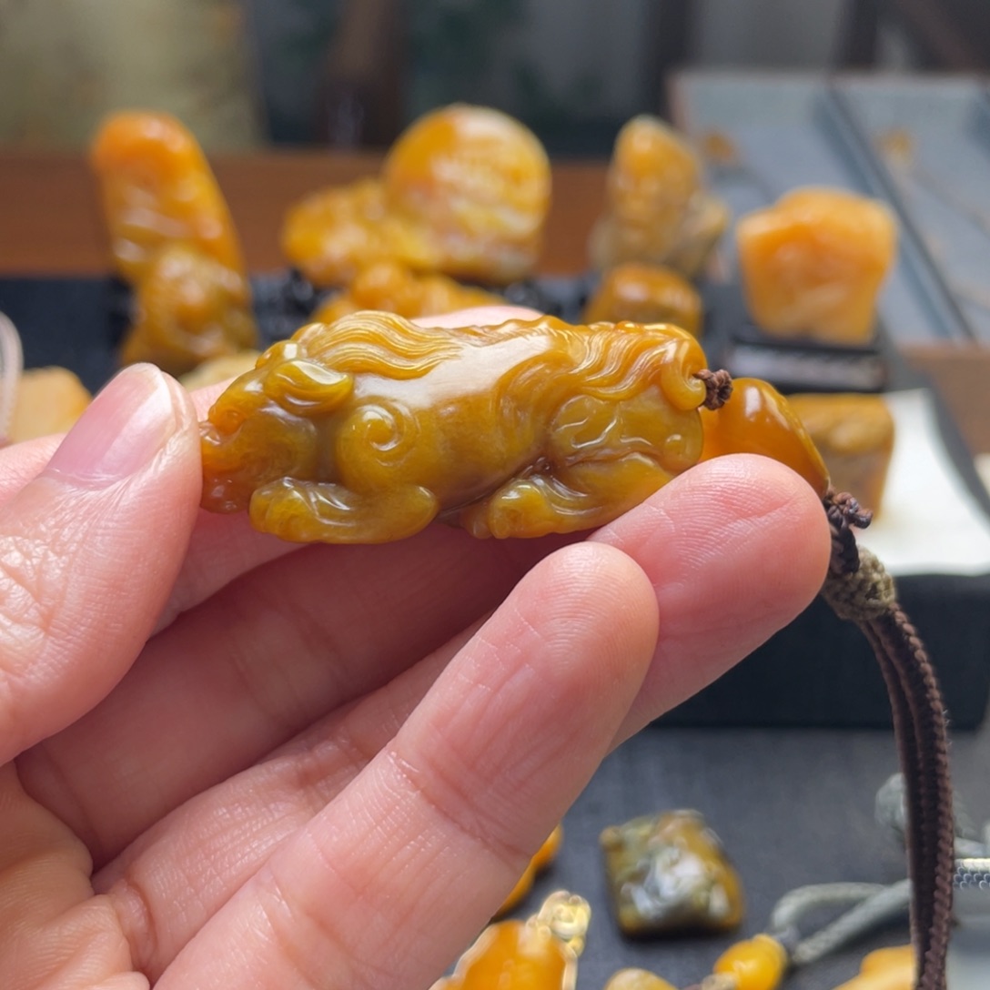 寿山石印石?***岸田黄古兽把件