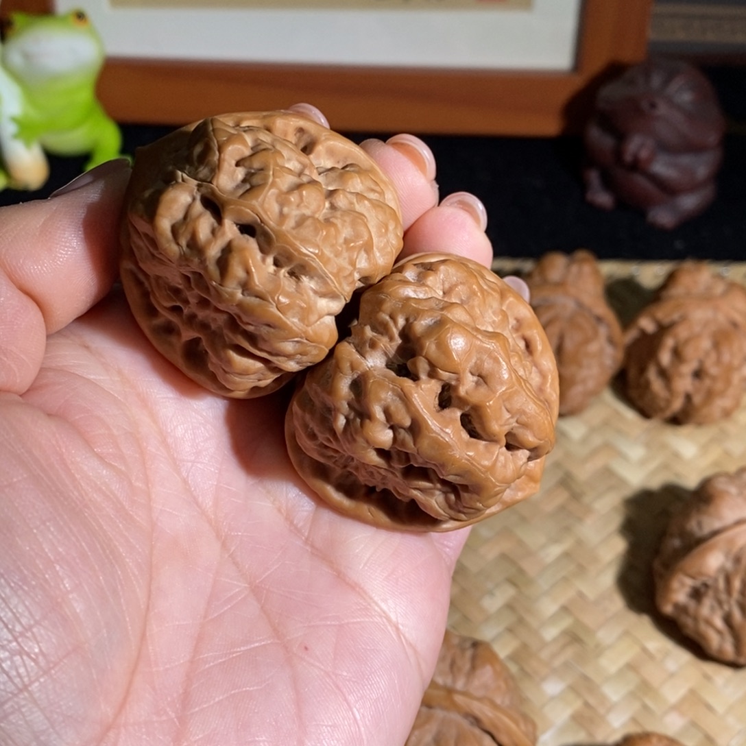 浄***馆文玩核桃吊坠老树果三角蛙