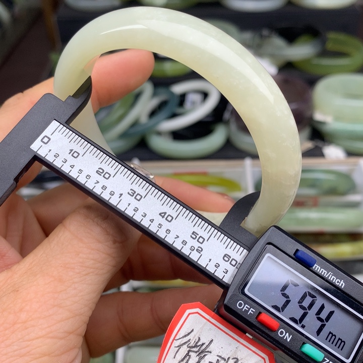 蛇纹石玉未镶嵌手镯525