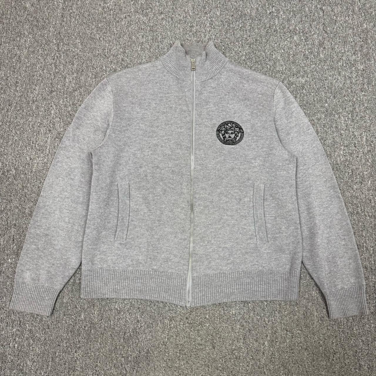 99新 VERSACE/范思哲 12901770灰色胸前刺绣美杜莎人像外套 48码