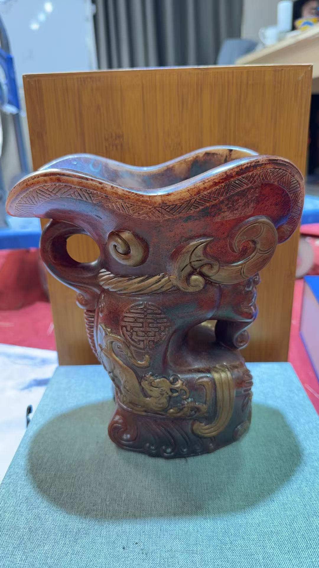 景德镇描金麒麟人脸角杯