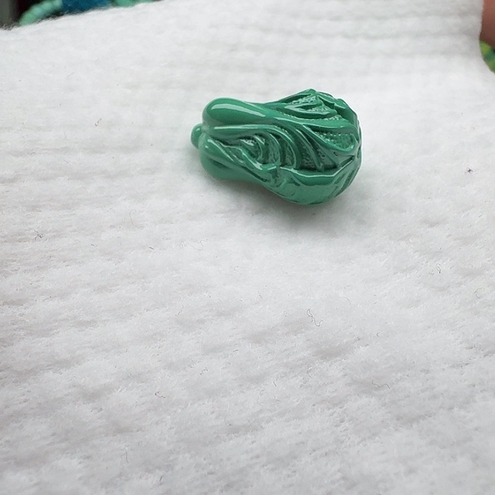 尺寸：24/15左右绿雕刻白财吊坠一颗