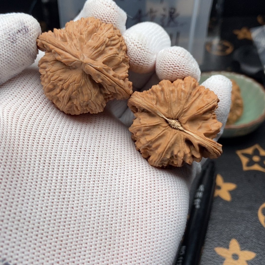 文玩核桃吊坠白狮子