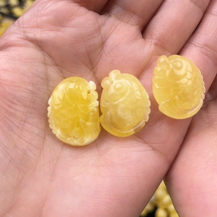 琥珀未镶嵌颈饰琥珀，多样性发其一