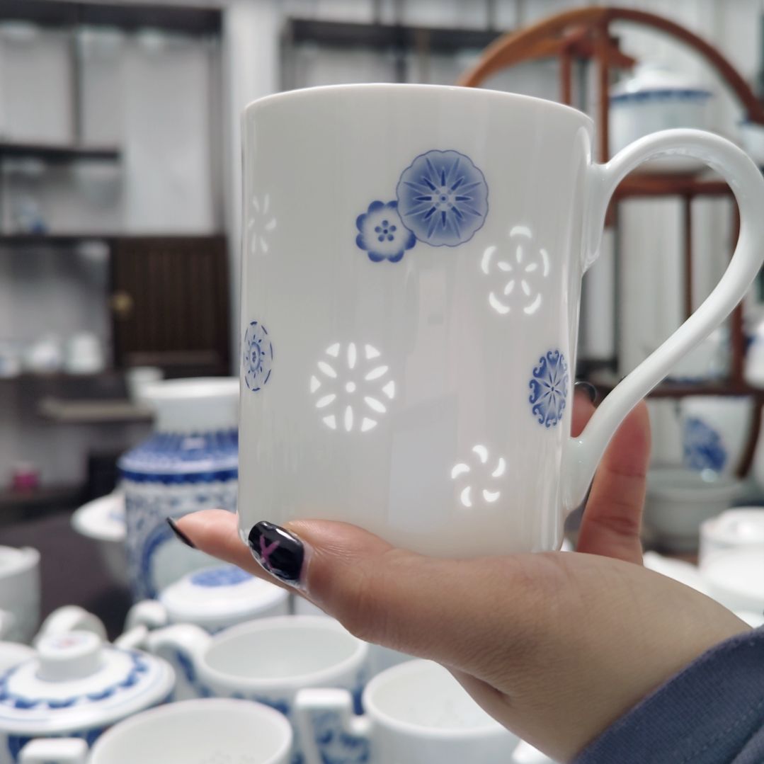 陶瓷代拍实发粉彩皮球花马克杯一个