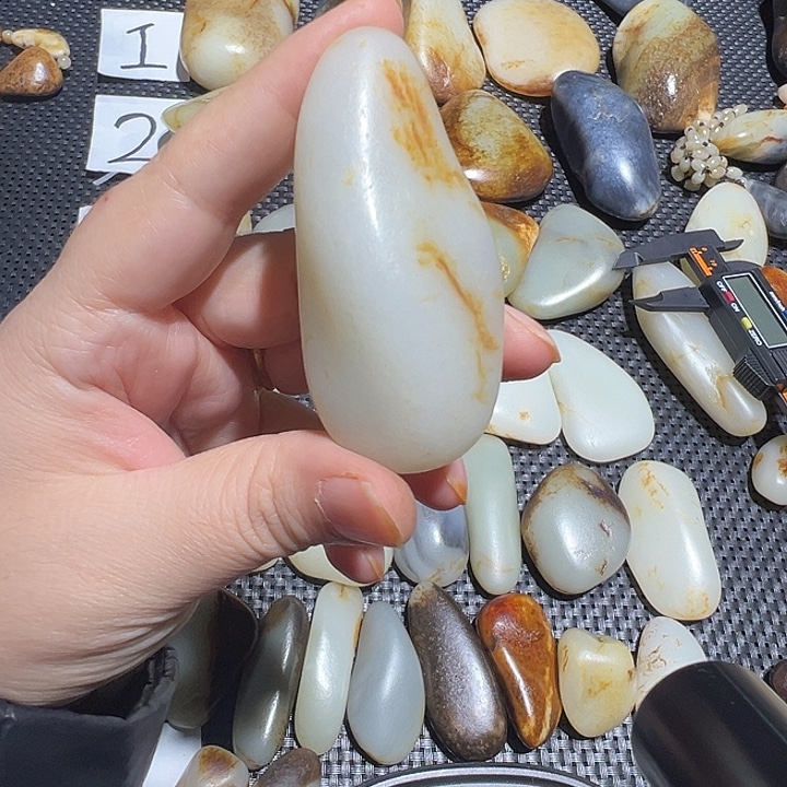 边***迹和田玉未镶嵌颈饰