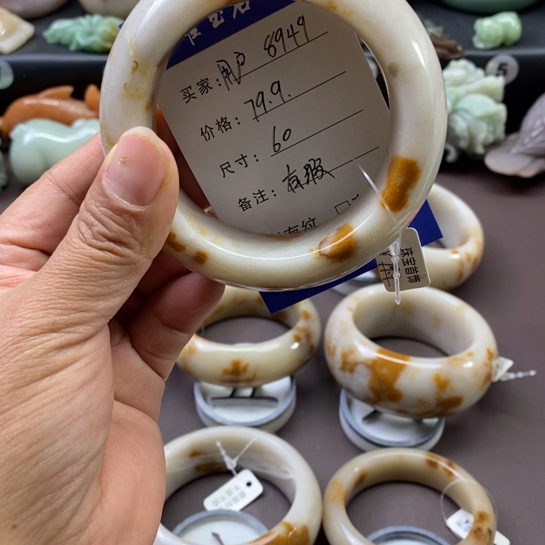 用***9石英质玉未镶嵌手镯