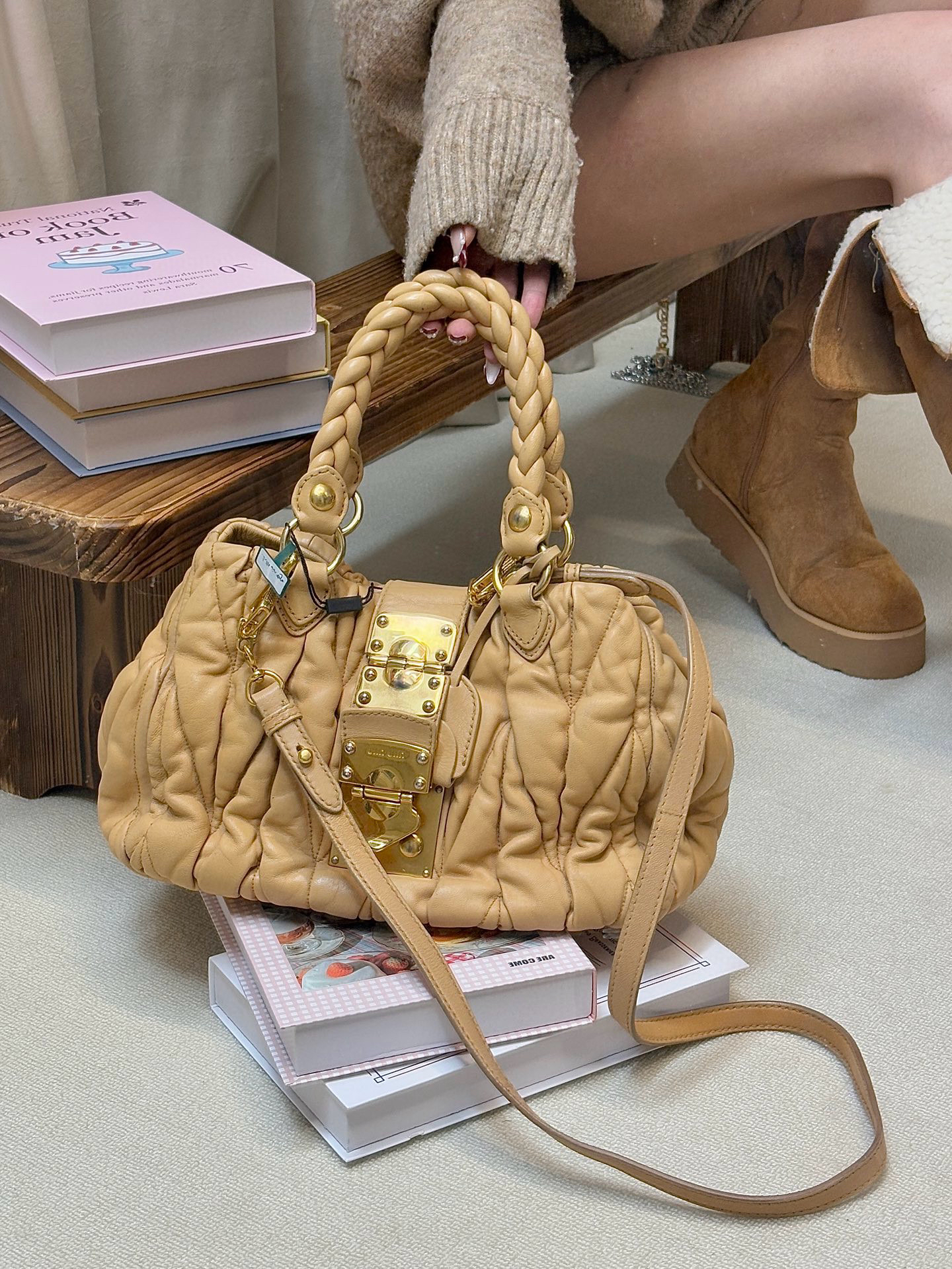 95新 MIU MIU/缪缪 miumiu 奶茶色手提斜挎包(K)